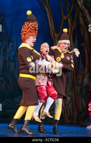 L-R: Matthew Kelly, Wayne Schlaf und Matthew Rixon. Generalprobe der Pantomime Cinderella Dallas Hauptdarstellerin Linda Gray als die gute Fee am New Wimbledon Theatre. Mit dem Komiker Tim Vine als Schaltflächen, Matthew Kelly und Matthew Rixon als die beiden hässlichen Schwestern, Wayne Schlaf als Dandini, Amy Lennox als Cinderella und Liam Doyle als Prince Charming. Die Panto läuft vom 5. Dezember 2014 bis 11. Januar 2015. Stockfoto