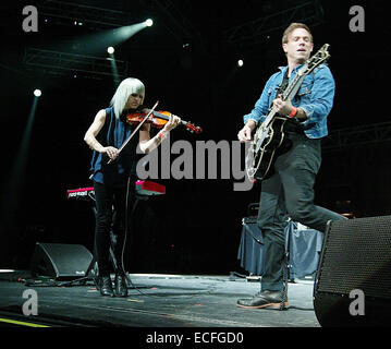 13. Dezember 2014 - Las Vegas, Nevada, USA - MIKEL JOLLETT Lead-Sänger und ANNA BULBROOK "The Airborne Toxic Ereignis" Höchstleistungen X107.5 "Holiday Havoc" Konzert im The Joint im Hard Rock Hotel & Casino. (Kredit-Bild: © Marcel Thomas/ZUMA Draht) Stockfoto