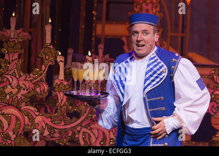 Komiker Tim Vine als Schaltflächen. Generalprobe der Pantomime Cinderella Dallas Hauptdarstellerin Linda Gray als die gute Fee am New Wimbledon Theatre. Mit dem Komiker Tim Vine als Schaltflächen, Matthew Kelly und Matthew Rixon als die beiden hässlichen Schwestern, Wayne Schlaf als Dandini, Amy Lennox als Cinderella und Liam Doyle als Prince Charming. Die Panto läuft vom 5. Dezember 2014 bis 11. Januar 2015. Stockfoto