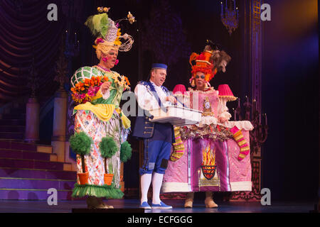 L-R: Matthew Rixon, Tim Rebe und Matthew Kelly. Generalprobe der Pantomime Cinderella Dallas Hauptdarstellerin Linda Gray als die gute Fee am New Wimbledon Theatre. Mit dem Komiker Tim Vine als Schaltflächen, Matthew Kelly und Matthew Rixon als die beiden hässlichen Schwestern, Wayne Schlaf als Dandini, Amy Lennox als Cinderella und Liam Doyle als Prince Charming. Die Panto läuft vom 5. Dezember 2014 bis 11. Januar 2015. Stockfoto