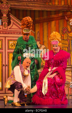 L-R: Matthew Kelly (oben), Wayne Schlaf und Matthew Rixon. Generalprobe der Pantomime Cinderella Dallas Hauptdarstellerin Linda Gray als die gute Fee am New Wimbledon Theatre. Mit dem Komiker Tim Vine als Schaltflächen, Matthew Kelly und Matthew Rixon als die beiden hässlichen Schwestern, Wayne Schlaf als Dandini, Amy Lennox als Cinderella und Liam Doyle als Prince Charming. Die Panto läuft vom 5. Dezember 2014 bis 11. Januar 2015. Stockfoto