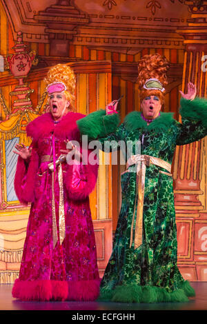 Matthew Rixon und Matthew Kelly als die hässlichen Schwestern. Generalprobe der Pantomime Cinderella Dallas Hauptdarstellerin Linda Gray als die gute Fee am New Wimbledon Theatre. Mit dem Komiker Tim Vine als Schaltflächen, Matthew Kelly und Matthew Rixon als die beiden hässlichen Schwestern, Wayne Schlaf als Dandini, Amy Lennox als Cinderella und Liam Doyle als Prince Charming. Die Panto läuft vom 5. Dezember 2014 bis 11. Januar 2015. Stockfoto