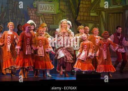 © London News Bilder lizenziert. 12.05.2014. Wimbledon, London, England. Generalprobe der Pantomime Cinderella Dallas Hauptdarstellerin Linda Gray als die gute Fee am New Wimbledon Theatre. Mit dem Komiker Tim Vine als Schaltflächen, Matthew Kelly und Matthew Rixon als die beiden hässlichen Schwestern, Wayne Schlaf als Dandini, Amy Lennox als Cinderella und Liam Doyle als Prince Charming. Die Panto läuft vom 5. Dezember 2014 bis 11. Januar 2015. Stockfoto