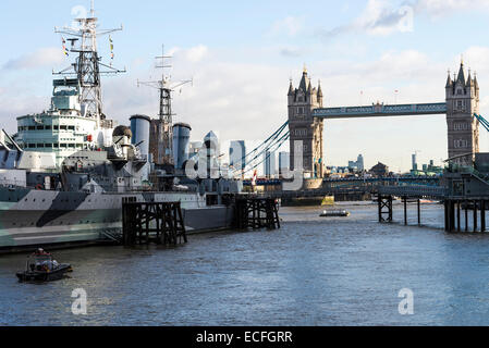 Die ehemalige königliche Marine Kreuzer HMS Belfast vor Anker in Themse, die Tower Bridge im Hintergrund London England UK Stockfoto