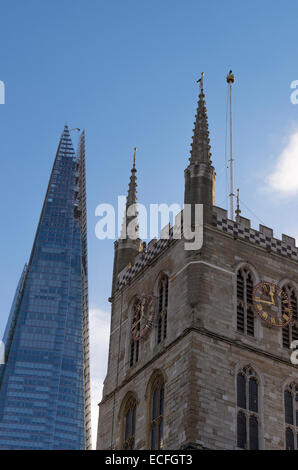 Alte und neue Architektur mit Turm der Southwark Cathedral und der Wolkenkratzer Glasbau Shard London England Vereinigtes Königreich Stockfoto