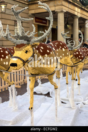 Eine große Weihnachts-Anzeige der Rentiere gemacht von Lego-Steinen außerhalb Covent Garden Market London England Vereinigtes Königreich UK Stockfoto