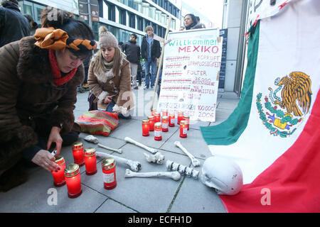 Mexikaner in Deutschland lebt und ihre Unterstützer demonstrieren vor dem Honorarkonsulat der Vereinigten Mexikanischen Staaten in Hamburg, Deutschland, 13. Dezember 2014. Die Teilnehmer fordern die Auflösung des Falles mit 43 vermissten mexikanischen Studenten. Foto: BODO MARKS/dpa Stockfoto