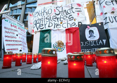 Mexikaner in Deutschland lebt und ihre Unterstützer demonstrieren vor dem Honorarkonsulat der Vereinigten Mexikanischen Staaten in Hamburg, Deutschland, 13. Dezember 2014. Die Teilnehmer fordern die Auflösung des Falles mit 43 vermissten mexikanischen Studenten. Foto: BODO MARKS/dpa Stockfoto