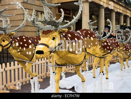 Eine große Weihnachts-Anzeige der Rentiere gemacht von Lego-Steinen außerhalb Covent Garden Market London England Vereinigtes Königreich UK Stockfoto