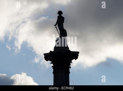 Silhouette von Lord Nelson auf Nelsons Säule Trafalgar Square London England Vereinigtes Königreich UK Stockfoto