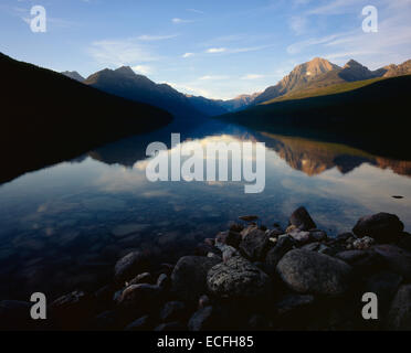 Rainbow Peak spiegelt sich in Bowman Lake, Glacier National Park, Montana, USA Stockfoto