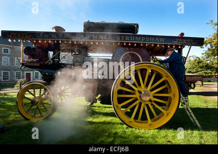 Dampf umgibt Besitzer Chris Spinks Charles Burrell & Söhne 1920 Showmans Zugmaschine "Princess Royal" im Strumpshaw Hall Steam Museum in der Nähe von Norwich, Norfolk. Stockfoto