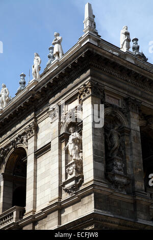 Aufrechte Blick auf einen Teil der Fassade der ungarischen Staatsoper Budapest Stockfoto
