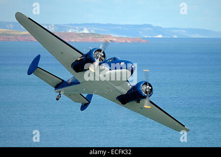 Beechcraft Model 18 nähert sich aus dem Meer auf der Dawlish Airshow Stockfoto