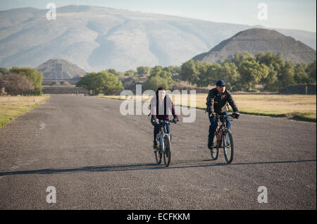 Teotihuacan, Mexiko, -März 3, 2012: Unbekannte Personen Reiten Fahrräder auf der Straße der Toten in Teotihuacán in den frühen Morgenstunden Stockfoto