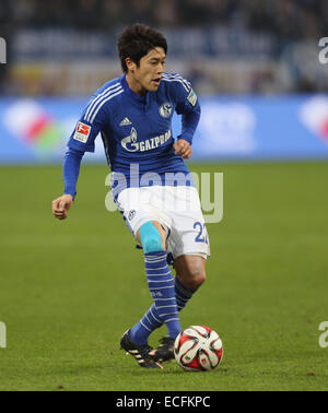 Gelsenkirchen, Deutschland, 13. Dezember 2014, Sport, Fußball, Bundesliga, match Tag 15, FC Schalke 04 Vs 1. FC Köln: Atsuto Uchida von Schalke kickt den Ball. Bildnachweis: Jürgen Schwarz/Alamy Live-Nachrichten Stockfoto