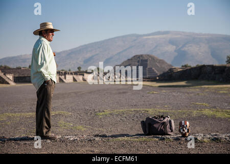 Teotihuacan, Mexiko, -März 3, 2012: Unbekannter Mann mit Souvenirs in Teotihuacan am Morgen auf der Straße der Toten Stockfoto