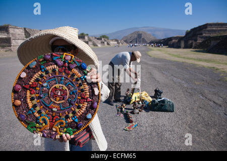 Teotihuacan, Mexiko, -März 3, 2012: Unbekannte Leute verkaufen Mayakalender in Teotihuacan in den frühen Morgenstunden, an der Avenue Stockfoto