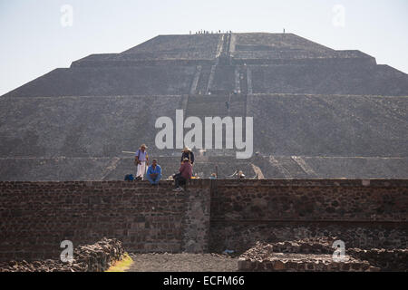 Teotihuacan, Mexiko, -März 3, 2012: Unbekannte Menschen verkaufen Souvenirs in Teotihuacan in den frühen Morgenstunden, an der Straße Stockfoto