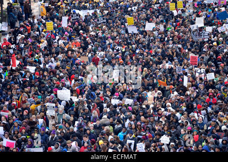 Washington, DC, USA. 13. Dezember 2014. Menschen marschieren an der Pennsylvania Avenue des Kapitols protestieren gegen Rassismus und Polizei Gewalt in Washington, DC, USA, 13. Dezember 2014. © Yin Bogu/Xinhua/Alamy Live-Nachrichten Stockfoto