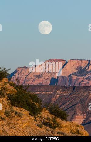 schönen Vollmond steigt über die Berge des südwestlichen Utah Stockfoto