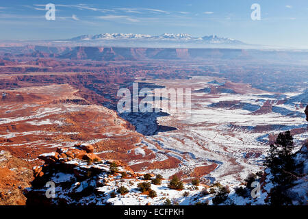 Blick nach Osten von der Insel im Himmel Abschnitt des Canyonlands National Park in Richtung LASAL Mountains im Winter Stockfoto