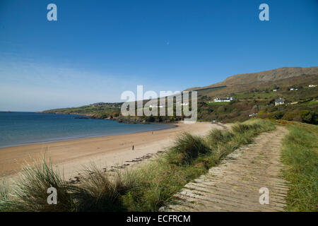 Hohen Aussichtspunkt Bild von Fintra Strand im Co. Donegal aus einem Brett zu Fuß auf den Dünen, an einem sonnigen Tag Stockfoto