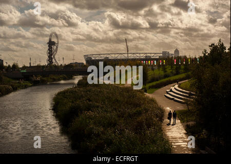 Der Fluss Lea und die Queen Elizabeth Olympic Park. Stockfoto