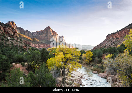 herbstliche Aussicht auf der Wächter-Turm und dem Virgin River im Zion National Park Stockfoto