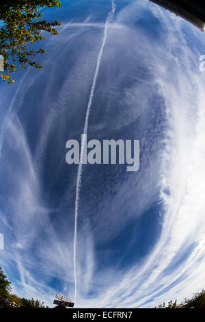 Kunstliche Wolken Erzeugt Von Aerosolen In Der Atmosphare Zu Verhindern Dass Die Globale Erwarmung Nach Ansicht Einiger Experten Stockfotografie Alamy