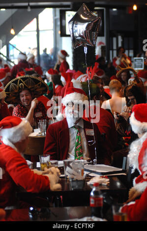 Vancouver. 13. Dezember 2014. Hunderte von Menschen in der Weihnachtsmann und seine Helfer Anzüge gekleidet beteiligen sich an der SantaCon 2014 in Vancouver, Kanada, am Dec.13, 2014. SantaCon ist ein jährliches Treffen der Masse von Menschen gekleidet im Weihnachtsmann-Kostüme in Städten auf der ganzen Welt öffentlich zur Schau. © Sergei Bachlakov/Xinhua/Alamy Live-Nachrichten Stockfoto