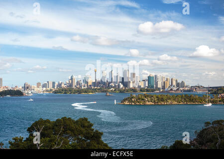 Innenstadt Sydneys Skyline und das Opera House stehen aufrecht auf den Horizont von durch den Sydney Harbour im Taronga Zoo gesehen. Stockfoto