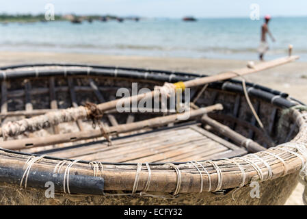 Traditionelle vietnamesische Fischerboot am Strand von Danang, Zentral-Vietnam Stockfoto