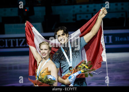 Barcelona, Katalonien, Spanien. 13. Dezember 2014. KAITLYN WEAVER und ANDREW POJE (CAN) posieren für Fotografen mit ihrer Goldmedaille bei der Siegerehrung für den freien Tanzwettbewerb bei der ISU Grand Prix of Figure Skating Finale in Barcelona © Matthias Oesterle/ZUMA Wire/ZUMAPRESS.com/Alamy Live-Nachrichten Stockfoto