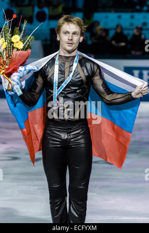 Barcelona, Katalonien, Spanien. 13. Dezember 2014. SERGEI VORONOV (RUS) posiert für Fotografen während der Siegerehrung für die ISU Grand Prix Final Champion bei der ISU Grand Prix of Figure Skating Finale in Barcelona © Matthias Oesterle/ZUMA Wire/ZUMAPRESS.com/Alamy Live-Nachrichten Stockfoto