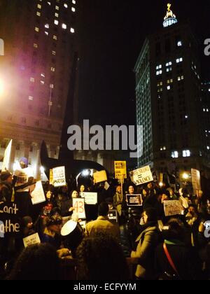 New York, USA. 13. Dezember 2014. Menschen besuchen eine Demonstration gegen Rassismus und Polizei Gewalt in Manhattan, New York, USA, den Vereinigten Staaten, 13. Dezember 2014 Protest. © Gu Xingnan/Xinhua/Alamy Live-Nachrichten Stockfoto