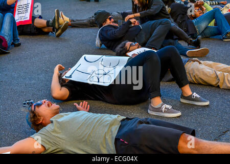 Los Angeles, USA. 13. Dezember 2014. Demonstranten inszenieren ein die-in und März um Polizei schießen um die Vereinigten Staaten zu protestieren. Bildnachweis: Chester Brown/Alamy Live-Nachrichten Stockfoto