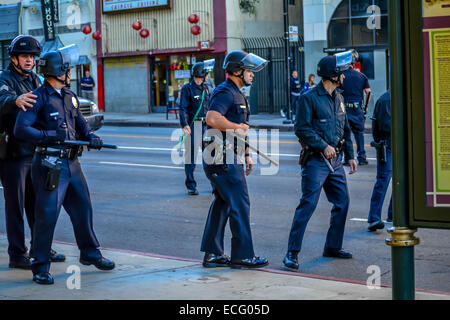 Los Angeles, USA. 13. Dezember 2014. Demonstranten inszenieren ein die-in und März um Polizei schießen um die Vereinigten Staaten zu protestieren. Bildnachweis: Chester Brown/Alamy Live-Nachrichten Stockfoto