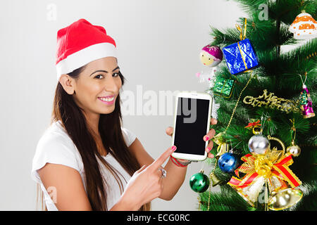 Inderin Weihnachtsfestival mit Telefon Stockfoto