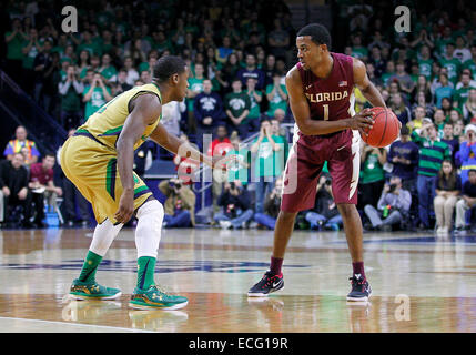 South Bend, Indiana, USA. 13. Dezember 2014. Florida State guard Devon Bookert (1) Umfragen der Boden als Notre Dame Wache Demetrius Jackson (11) während der NCAA Basketball Spiel Action zwischen den Notre Dame Fighting Irish und die Florida State Seminolen im Purcell-Pavillon im Joyce Center in South Bend, Indiana verteidigt. Notre Dame besiegte Florida State 83-63. © Csm/Alamy Live-Nachrichten Stockfoto