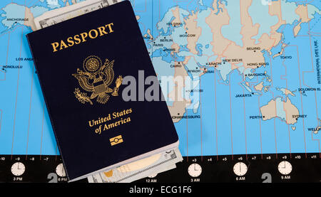US-Pass und Währung auf Zeitzone Weltkarte Stockfoto