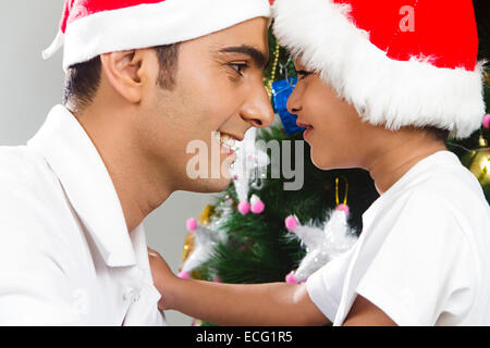 indischer Mann mit Kind Christmas Festival Stockfoto