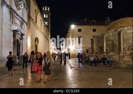 DUBROVNIK, Kroatien - 16. Mai 2013: Menschen Onofrio Brunnen in der Altstadt von Dubrovnik in Kroatien besuchen. Onofrio des Brunnens ist Stockfoto