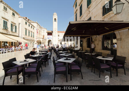 DUBROVNIK, Kroatien - 15. Mai 2013: Touristen gehen auf die wichtigsten Straße Stradun in der Altstadt von Dubrovnik, Kroatien. Viele der th Stockfoto