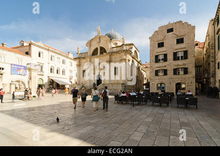 DUBROVNIK, Kroatien - 15. Mai 2013: Touristen gehen auf die wichtigsten Straße Stradun in der Altstadt von Dubrovnik, Kroatien. Viele der th Stockfoto