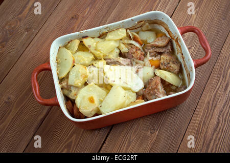 Lancashire Hotpot - Gericht aus Lammfleisch, traditionell hergestellt, garniert mit in Scheiben geschnittenen Kartoffeln. Mit Ursprung in Lancashire im Norden Stockfoto