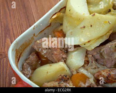 Lancashire Hotpot - Gericht aus Lammfleisch, traditionell hergestellt, garniert mit in Scheiben geschnittenen Kartoffeln. Mit Ursprung in Lancashire im Norden Stockfoto