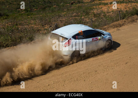 ISTANBUL, Türkei - 16. August 2014: Eytan Halfon Laufwerke Ford Fiesta R2 Auto bei Avis Bosporus Rallye, Mudarli Bühne Stockfoto