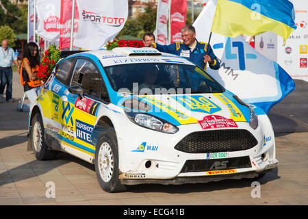 ISTANBUL Türkei 17. August 2014 Oleksandr Saliuk Ford Fiesta R5 Auto Podium Zeremonie Avis Bosporus Rallye Stockfoto