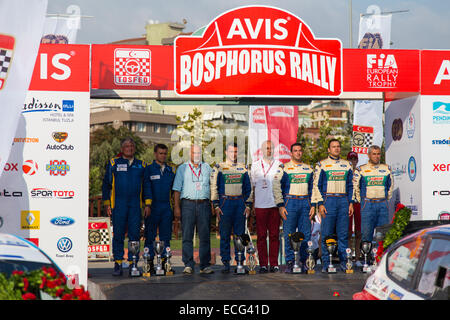 ISTANBUL Türkei 17. August 2014 Gewinner Podium Zeremonie Avis Bosporus Rallye Stockfoto